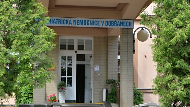 Policejní manévry na psychiatrii v Dobřanech: Nahlásili tam bombu
