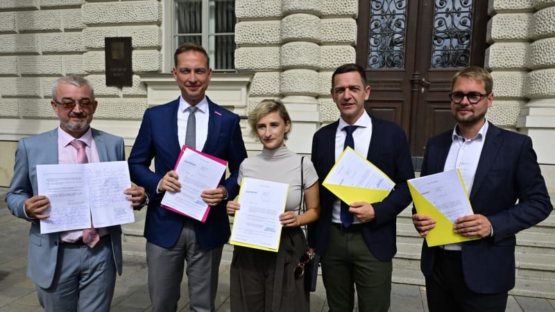 Vláda jde proti zájmům Česka, tvrdí opozice. Nová pravidla rozpočtu napadla u Ústavního soudu