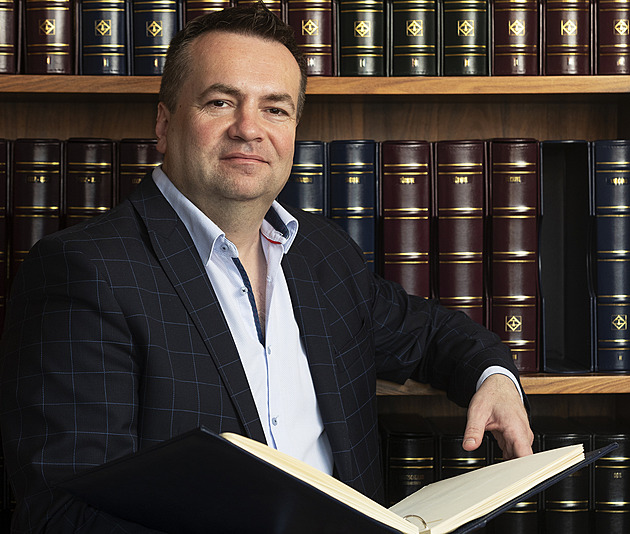 Začínal jsem s motýly, říká filatelista. Do Prahy přivezl nejvzácnější známku