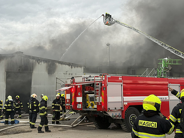 Na Rakovnicku hořela průmyslová hala, škoda jde do stovek milionů