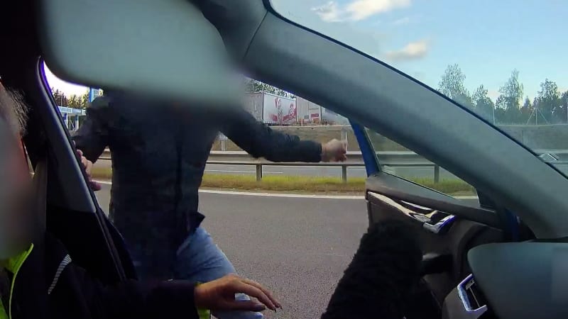 Agresor z D6 promluvil: Řidičku jsem nemlátil, jen jsme se pošťuchovali. I ona nese vinu